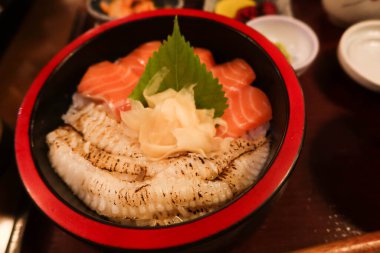 Japon çiğ somon balığı, Flounder Sashimi, pilav ve zencefilli kırmızı bir çörek.