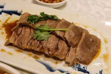 Çin Chiu Chow stili dilimlenmiş kaz eti dilimlenmiş beyaz tabakta.