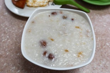 Çin usulü kaynamış fıstık ve domuz eti lapası. 