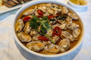 Çin Chiu Chow Chauzhou usulü soğuk yemek konserve balık sosu ve fesleğen.