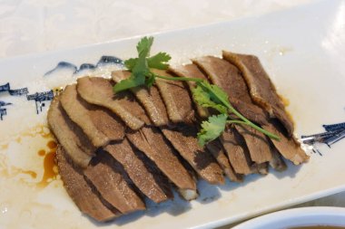 Çin usulü Chiu Chow ya da Chao Zhou usulü ince dilimlenmiş kaz filetosunu beyaz tabakta marine et.