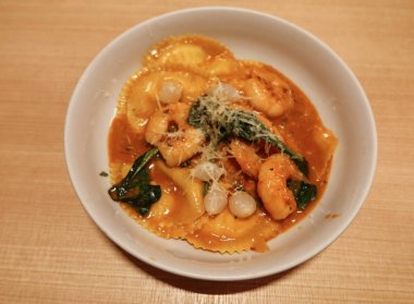 İtalyan ıstakoz sosu, karides, mantı ve otlu beyaz kase.