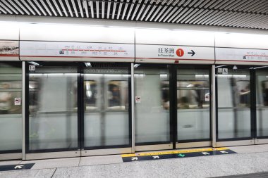 Ürdün, Hong Kong - 24 Ağustos 2024: MTR tren platformu Tsuen Wan Hattı 'na varmak üzere.)