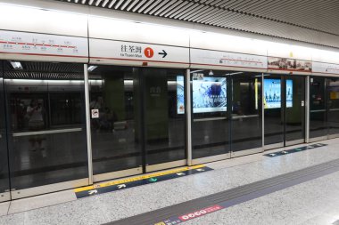 Ürdün, Hong Kong - 24 Ağustos 2024: MTR tren platformu Tsuen Wan Hattı 'na varmak üzere.)