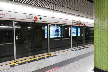 Ürdün, Hong Kong - 24 Ağustos 2024: MTR tren platformu Tsuen Wan Hattı 'na varmak üzere.)
