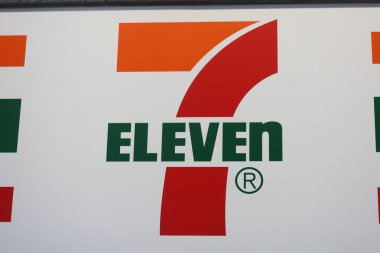 Ürdün, Hong Kong - 24 Ağustos 2024: 7 Eleven logosu dükkanın önünde beyaz ya da turuncu levha