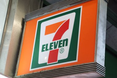 Ürdün, Hong Kong - 24 Ağustos 2024: 7 Eleven logosu dükkanın önünde beyaz ya da turuncu levha