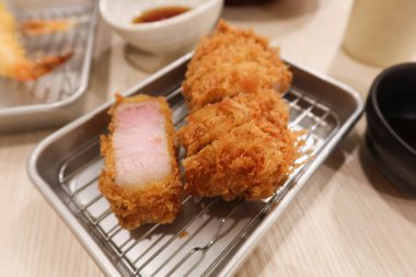 Japon kızartılmış tempura domuz pirzolası Tonkatsu 'ya yakın çekim. 