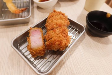 Japon kızartılmış tempura domuz pirzolası Tonkatsu 'ya yakın çekim. 