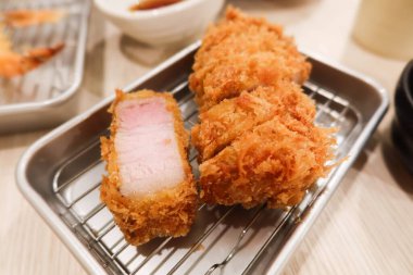 Japon kızartılmış tempura domuz pirzolası Tonkatsu 'ya yakın çekim. 