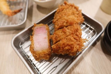 Japon kızartılmış tempura domuz pirzolası Tonkatsu 'ya yakın çekim. 