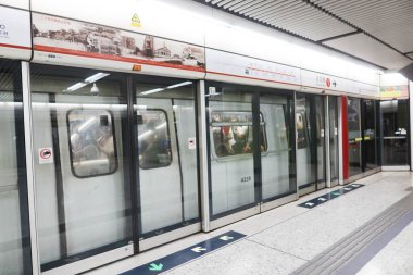 Ürdün, Hong Kong - 24 Ağustos 2024: Mass Transit tren platformu tren geldi ve tren kapısı açıldı. Trenden inen yolcular. Tsuen Wan Hattı (Kırmızı Hat)