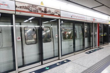 Ürdün, Hong Kong - 24 Ağustos 2024: MTR tren platformu Tsuen Wan Hattı 'na varmak üzere.)