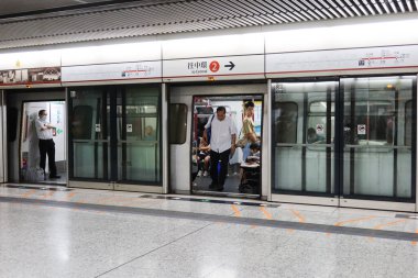 Ürdün, Hong Kong - 24 Ağustos 2024: Mass Transit tren platformu tren geldi ve tren kapısı açıldı. Trenden inen yolcular. Tsuen Wan Hattı (Kırmızı Hat)