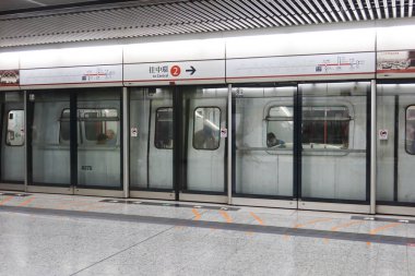 Ürdün, Hong Kong - 24 Ağustos 2024: MTR tren platformu Tsuen Wan Hattı 'na varmak üzere.)