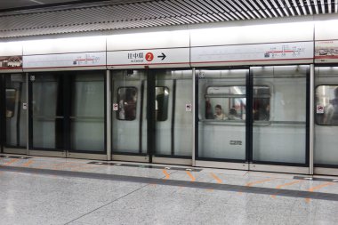Ürdün, Hong Kong - 24 Ağustos 2024: MTR tren platformu Tsuen Wan Hattı 'na varmak üzere.)