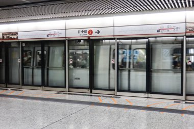 Ürdün, Hong Kong - 24 Ağustos 2024: MTR tren platformu Tsuen Wan Hattı 'na varmak üzere.)