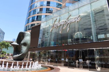 Merkez, Hong Kong - 25 Ağustos 2024: Cam balkon cephesinde adı yazılı gökdelenler