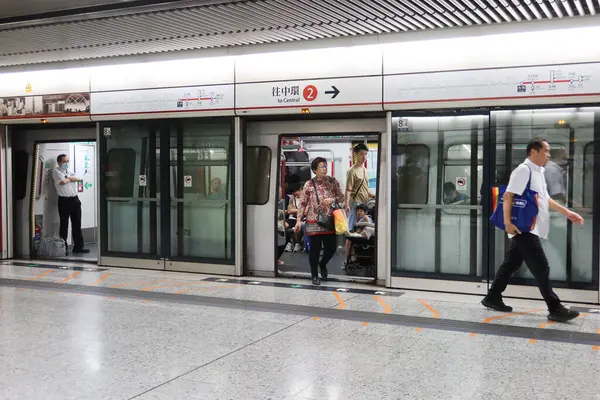 Ürdün, Hong Kong - 24 Ağustos 2024: Mass Transit tren platformu tren geldi ve tren kapısı açıldı. Trenden inen yolcular. Tsuen Wan Hattı (Kırmızı Hat)