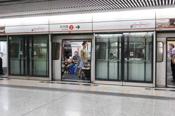 Ürdün, Hong Kong - 24 Ağustos 2024: Mass Transit tren platformu tren geldi ve tren kapısı açıldı. Trenden inen yolcular. Tsuen Wan Hattı (Kırmızı Hat)