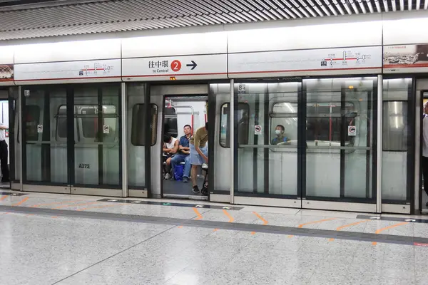 Ürdün, Hong Kong - 24 Ağustos 2024: Mass Transit tren platformu tren geldi ve tren kapısı açıldı. Trenden inen yolcular. Tsuen Wan Hattı (Kırmızı Hat)