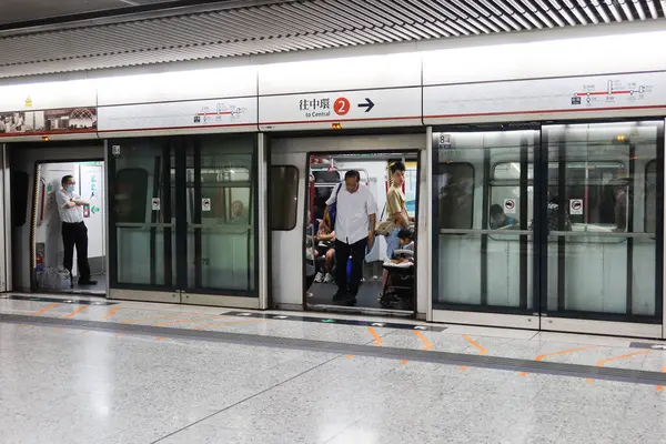 Ürdün, Hong Kong - 24 Ağustos 2024: Mass Transit tren platformu tren geldi ve tren kapısı açıldı. Trenden inen yolcular. Tsuen Wan Hattı (Kırmızı Hat)