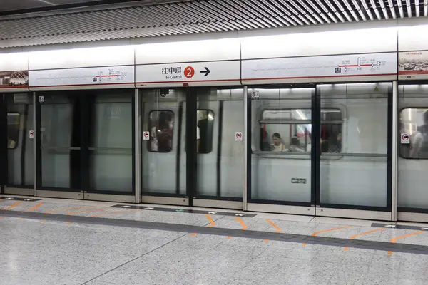 Ürdün, Hong Kong - 24 Ağustos 2024: MTR tren platformu Tsuen Wan Hattı 'na varmak üzere.)
