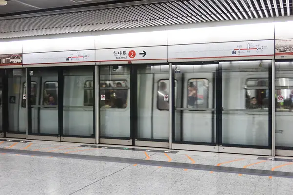 Ürdün, Hong Kong - 24 Ağustos 2024: MTR tren platformu Tsuen Wan Hattı 'na varmak üzere.)