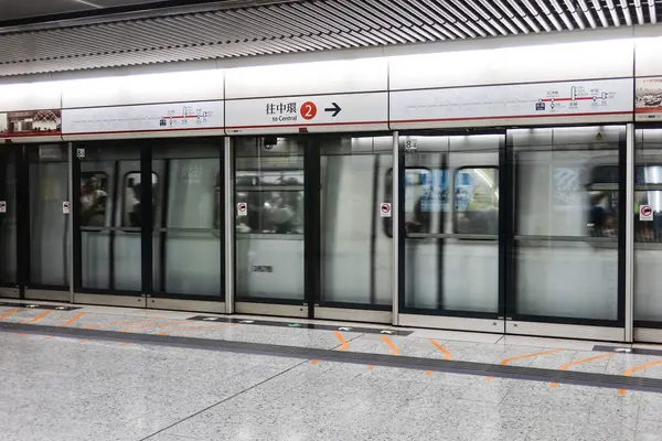Ürdün, Hong Kong - 24 Ağustos 2024: MTR tren platformu Tsuen Wan Hattı 'na varmak üzere.)