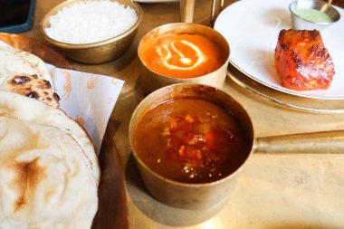 Hint körisini naan ile birlikte küçük metal bir konteynıra koy.