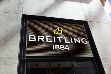 Merkez, Hong Kong - 24 Ağustos 2024: Vitrin ekranlı saat markası Breiting 'in dükkan logosunun kapatılması