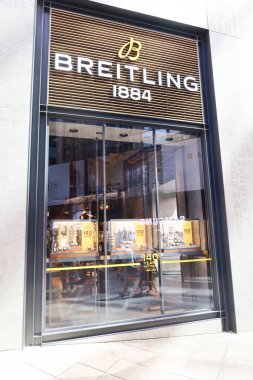 Merkez, Hong Kong - 24 Ağustos 2024: Vitrin ekranlı saat markası Breiting 'in dükkan logosunun kapatılması
