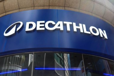 Merkez, Hong Kong - 28 Ağustos 2024: Spor markası Decathlon işaret levhası logosu.