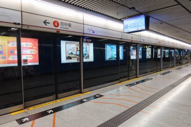 Deniz Kuvvetleri, Hong Kong - 28 Ağustos 2024: Mtr metro istasyonu peronunda cam ön pencere parmaklıkları ile Tsuen Wan Hattı reklam panosu ile