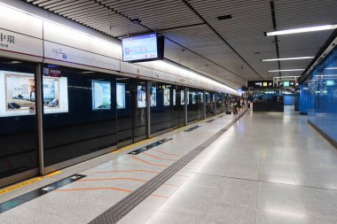 Deniz Kuvvetleri, Hong Kong - 28 Ağustos 2024: Mtr metro istasyonu peronunda cam ön pencere parmaklıkları ile Tsuen Wan Hattı reklam panosu ile