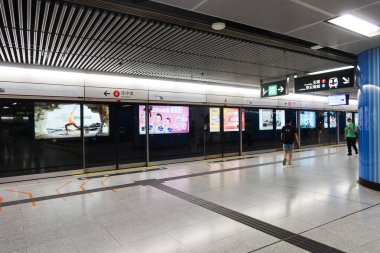 Deniz Kuvvetleri, Hong Kong - 28 Ağustos 2024: Mtr metro istasyonu peronunda cam ön pencere parmaklıkları ile Tsuen Wan Hattı reklam panosu ile