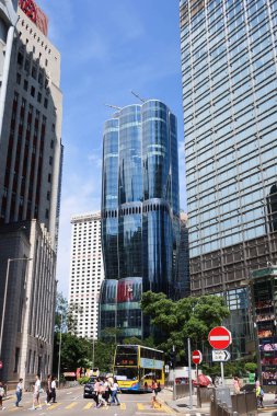 Merkez, Hong Kong-28 Ağustos 2024: İş Merkezi Bölgesi 'nde gökdelenler yükseliyor. Henderson Bankası, Çin Bankası Binası ve Cheung Kong Merkezi gündüz deniz kuvvetleri yakınında görünüyor.