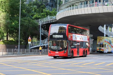 Deniz Kuvvetleri, Hong Kong. 28 Ağustos 2024. Çift katlı otobüs, bir gün içinde trafiğin kesiştiği yerde köprüden karşıya geçiyor.