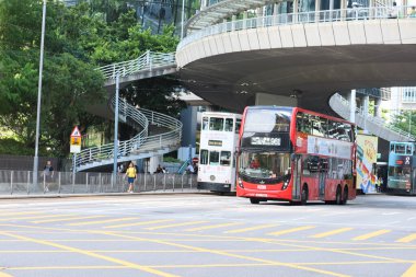 Deniz Kuvvetleri, Hong Kong. 28 Ağustos 2024. Çift katlı otobüs, bir gün içinde trafiğin kesiştiği yerde köprüden karşıya geçiyor.