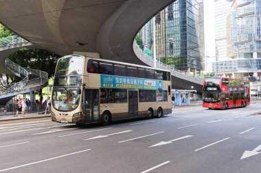 Deniz Kuvvetleri, Hong Kong. 28 Ağustos 2024. Çift katlı otobüs, bir gün içinde trafiğin kesiştiği yerde köprüden karşıya geçiyor.