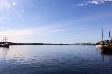 Oslo, Norveç - 14 Mar 2016: Mavi gökyüzünde kıyı limanı yakınlarındaki feribot gemisi