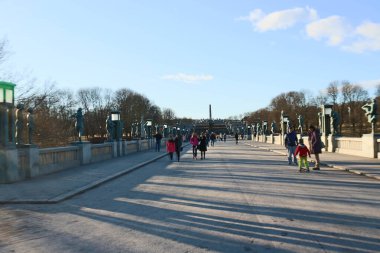 Vigelandsparken, Vigeland Heykel Parkı, Frogner Parkı, Oslo, 27 Mart 2016: İnsanların akşam parkı ziyaret ettiği bronz heykel 