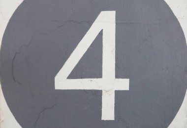 Beyaz duvarda gri bir daire şeklinde beyaz (4) 'e yaklaş