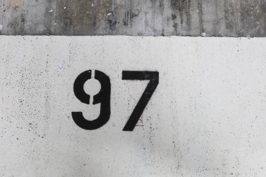 Doksan yedi (97) numaralı siyahı eski ve kopyalanmış beyaz zemine yakın tut.