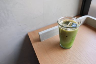 Buzlu kibrit yeşil latte bardakta.