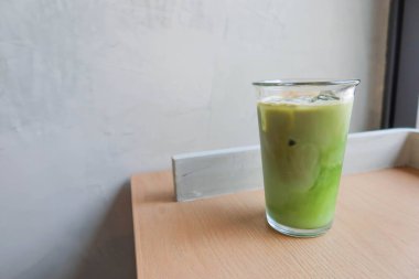 Buzlu kibrit yeşil latte bardakta.