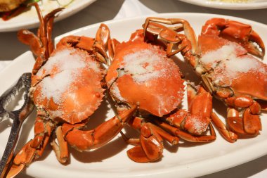 Çin usulü, tuzlu, fırında pişirilmiş, tuzlu, bakir yengeçlere yakın.