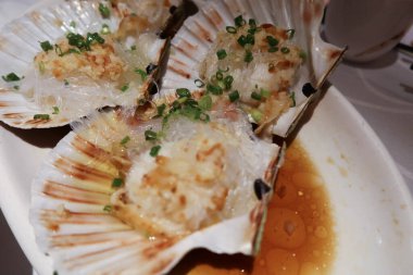 Çin usulü haşlanmış soya sosu, soğan, sarımsak ve vermicelli (pirinç eriştesi).)