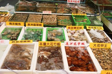 Castle Peak Bay, Tuen Mun, Hong Kong - 15 sep 2024: Istakoz, yengeç, yengeç, karides, karides, deniz salyangozu, abalone, istiridye, istiridye gibi canlı deniz ürünleri depolayan deniz ürünleri pazarı 