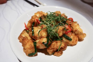 Çin usulü kızartma, kızarmış balık, balık, soğanlı balık.